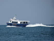 Die Schnellboot   GENEVE  (Baujahr 2007) mit  Hydrojet  fahrt aus Lausanne-Ouchy, 15/06/2018