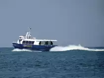 Die Schnellboot   GENEVE  (Baujahr 2007) mit  Hydrojet  fahrt aus Lausanne-Ouchy, 15/06/2018