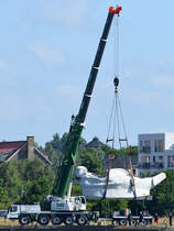 Ein kunstvoll gestaltetes Boot wird zu Wasser gelassen. (Aalborg, Juni 2018)