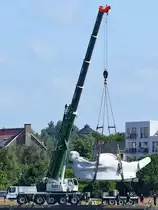 Ein kunstvoll gestaltetes Boot wird zu Wasser gelassen. (Aalborg, Juni 2018)