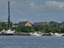 In wenigen Minuten sind alle drei  Kunstwerke  im kühlen Nass. (Aalborg, Juni 2018)