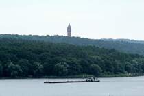 Blick von der Haveldüne in Berlin-Gatow zum Grunewaldturm auf dem Karlsberg in Berlin-Grunewald am 26.06.2018. Der Schubverband mit SB SCH 2329 (05604490) fuhr mit 2 Leichtern auf der Havel zu Berg.
