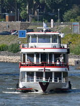 Das Ausflugsschiff  Düsseldorf  (04032440) Ende Juni 2018 auf dem Rhein in Düsseldorf.