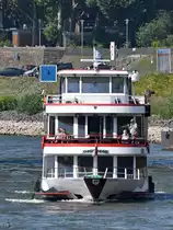 Das Ausflugsschiff  Düsseldorf  (04032440) Ende Juni 2018 auf dem Rhein in Düsseldorf.