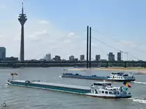 Die Gütermotorschiffe  Splendor  (02328238) und  Mondeo  (02328092) Ende Juni 2018 auf dem Rhein in Düsseldorf.