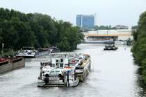 SB Gino (05502270 , 16,50 x 8,15m) schob am 26.06.2018 den TSL Suanca (04808880 , 83,88 x 9,54m) auf der Havel in Berlin-Spandau zu Berg zum Ruhlebener Altarm.