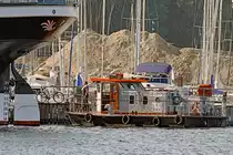 Schubboot KNURRHAHN (05109750) am 28.06.2018 bei der Viermastbark PASSAT im Hafen von Lübeck-Travemünde