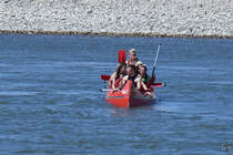 Ein Paddelboot Ende Juni 2018 auf den Rhein in Düsseldorf.