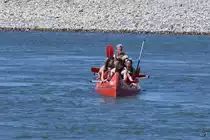 Ein Paddelboot Ende Juni 2018 auf den Rhein in Düsseldorf.