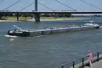Das Tankmotorschiff  Oase  (02332936) Ende Juni 2018 auf dem Rhein in Düsseldorf.