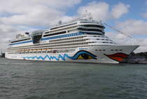 Am Morgen des 07.07.2018 hatte der Kapitän der Autofähre ein einsehen mit den anwesenden Fotografen an Bord der Autofähre und fuhr für die Aidamar extra quer im Seekanal von Warnemünde.  