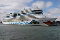 Am Morgen des 07.07.2018 hatte der Kapitän der Autofähre ein einsehen mit den anwesenden Fotografen an Bord der Autofähre und fuhr für die Aidamar extra quer im Seekanal von Warnemünde.  