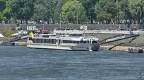 Das Kreuzfahrtschiff  Elegant Lady  (08923003) auf dem Rhein. (Düsseldorf, Juni 2018)