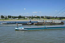 Die Gütermotorschiffe  Splendor  (02328238) und  Mondeo  (02328092) kreuzen auf dem Rhein das Schubboot  Geertruida van der Wees  (02315599) mit dem Ponton  Lastdrager 26 . (Düsseldorf, Juni 2018)