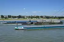 Die Gütermotorschiffe  Splendor  (02328238) und  Mondeo  (02328092) kreuzen auf dem Rhein das Schubboot  Geertruida van der Wees  (02315599) mit dem Ponton  Lastdrager 26 . (Düsseldorf, Juni 2018)