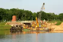 Am unteren Vorhafen der Schleuse Gleesen im Dortmund-Ems-Kanal wird noch gearbeitet. Blick auf die alte Kammer am 11.05.2018.  