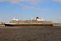 Das 294m lange Kreuzfahrtschiff QUEEN ELIZABETH einlaufend St. Petersburg am 18.05.18