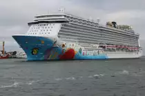 Die Norwegian Breakaway der Reederei Norwegian Cruise Line auf ihrem Seeweg von Kopenhagen nach Tallinn beim Einlaufen in Warnemünde.14.07.2018