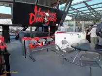 WALTERSHOF (2) (ENI 04802660) am 29.10.2017, Detail Oberdeck mit Werbung „Hamburg Dungeon“ am Brückenhaus /  

Einmann-Fährschiff Typ 2000 / HADAG / Lüa 29,92 m, B 8,16 m, Tg 1,7 m / 2 Diesel, 2 Ruder-Propeller, 12 kn / 250 Pass. / 2004 bei SSB, Oortkaten, Hamburg /
