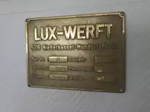 HEINRICH DER LÖWE am 23.5.2018, Detail Werftschild, Ratzeburger See, Anleger Schloßwiese  / 
Binnenfahrgastschiff / Lüa 34,5 m, B 6,8 m, Tg 0,8 m / 1 Diesel, Volvo Penta,  176 kW(240 PS), 1 Schottel SRP 100 / zug. Personen: 398 / gebaut 1973 bei Lux-Werft, Mondorf / Eigner: Schiffahrt Ratzeburger See  / Flagge: Deutschland, Heimathafen: Ratzeburg  /
