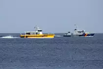 WINDCAT 42 und das Zollboot RÜGEN  vor Rügens Kreideküste. - 21.07.2018