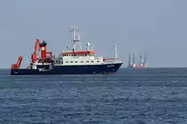 Forschungsschiff ALKOR (IMO: 8905880) auf der Prorer Wiek und im Hintergrund ist das Errichterschiff MPI ENTERPRISE zu sehen . - 03.08.2018