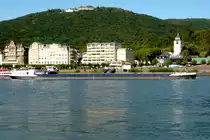 Gütermotorschiff  Formosa  fährt an Königswinter vorbei. Aufnahmedatum: 05.08.2018.