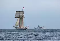 Der Topsegelschoner J.R. Tolkien und das Fahrgastschiff BINZ (IMO 6801822) auf der Fahrt zu den Kreidefelsen auf Rügen. - 19.08.2018
