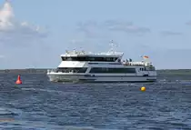 Fahrgastschiff HANSESTADT STRALSUND der Reederei Hiddensee vor dem Hafen in Schaprode. - 21.08.2018
