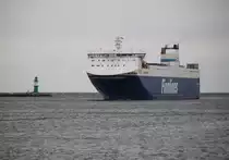 Die Ro-Ro Cargo Fähre Finnbreeze auf ihrem Seeweg von Hanko nach Rostock-Überseehafen beim Einlaufen um 13:37 Uhr in Warnemünde.24.08.2015