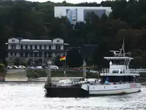 AUTO/PERSONENFÄHRE  SIEBENGEBIRGE  AUF DEM RHEIN VOR ROLANDSECK
Immer gut ausgelastet und im ständigen Pendelverkehr zwischen dem RHEINUFER
REMAGEN/ROLANDSECK,die Fähre  Siebengebirge ,hier am 23.82018 mit dem
berühmten BAHNHOF ROLANDSECK und dem ARP-MUSEUM im Hintergrund....