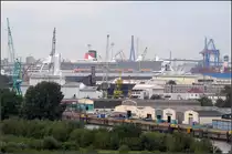 Fast ein 'Queen Mary 2' Suchbild -

Ganz unauffällig fügt sich die 'Queen Mary 2' in das Ambiente des Hamburger Hafens ein. Ausblick von der Elbphilharmonie. Ich würde mal annehmen sie liegt im Kuhwerder Hafen.

17.08.2018 (J)