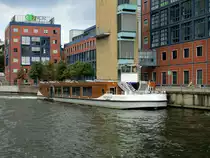 Das Solar-Elektro-Seminarschiff Orca ten Broke (04812960 , 35,55 x 8,25m) am 14.08.2018 auf der Spree in Berlin-Moabit.