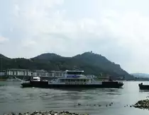 RHEINFÄHRE  KÖNIGSWINTER IV  VOR ROMANTISCHER KULISSE
Für Anwohner tägliche Routine,für Besucher ein MUSS,mit der Auto-/Personenfähre
ans jenseitige Ufer überzusetzen,um den Blick auf die Rheinpromenade,
Drachenburg und Drachenfels-Ruine zu genießen..am 19.8.2018