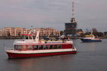 Große Hafenrundfahrt mit dem Fahrgastschiff Markgrafenheide im Seekanal von Warnemünde.20.10.2018