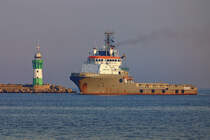 UNION BEAR (IMO 9185932) vor der Nordmole des Fährhafens Sassnitz-Mukran mit seinem Molenfeuer. - 17.10.2018