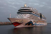 Die Aidamar auf ihrem Seeweg zur 4 Tage Deutsche Bucht Tour von Warnemünde nach Hamburg bei Auslaufen am Abend des 20.10.2018 in Warnemünde.