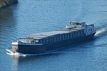 GMS  Mira DaRuda , ENI 02314193; fährt Flussabwärts auf der Mosel nahe Wasserliesch an mir vorbei. 21.10.2018 (Hans)  
Schiffsdaten L 73 m, B 8,20 m, Tonnage 1153 t, Bj 1963, gebaut in der Weserweft in Minden unter der Baunr. 3523. Flagge Niederlande;