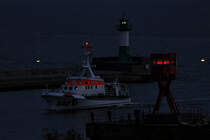 SAR Seenotkreuzer BREMEN an den Molenfeuern der Ost-u.Westmole in Sassnitz. - 21.10.2018