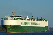 Die Manon IMO-Nummer:9179725 Flagge:Singapur Länge:228.0m Breite:32.0m Baujahr:1999  Bauwerft:Daewoo Shipbuilding&Marine Engineering,Geoje Südkorea auslaufend aus Hamburg bei Lühe am 13.10.18