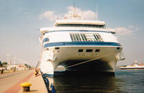 Die  Radisson Diamond  zu der Zeit unter Diamond Cruise unterwegs und das einzige Kreuzfahrtschiff mit Doppelrumpf. Rostock-Warnemünde Passagierkai 1996. Digitalisiertes Foto vom Kleinbild.