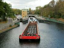SB SCH2426 (05603890 , 16,50 x 8,15m) schob am 24.10.2018 einen 65m langen beladenen Leichter aus der Schleuse Berlin-Spandau auf der Havel zu Tal.