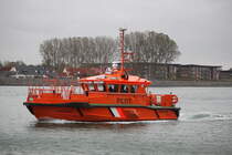 das Lotsenboot Knurrhahn rückte am Mittag des 26.10.2018 in Warnemünde zu einem Lotsen-Einsatz aus.