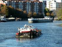 Blick von der Schulenburgbrücke auf die Havel in Berlin-Spandau am 24.10.2018. das SB SCH 2415 (05603810) ist auf Bergfahrt und muß warten - Begegnungsverbot im kommenden Flussabschnitt. das TMS Girbaud (04811700) kommt vom Löschen im Ruhlebener Altarm und ist auf Talfahrt. 