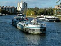 TMS Girbaud (04811700 , 84,99 x 9,57m) hatte am 24.10.2018 auf der Havel in Berlin-Spandau regen Gegenverkehr auf der Talfahrt.