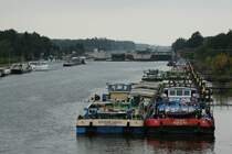 Blick von Osten nach Westen auf die Schleuse Wusterwitz / Elbe-Havelkanal am 01.10.2018. Die Schleuse war 4 Wochen wegen notwendiger Instandsetzungsarbeiten gesperrt. Eine kleine Gruppenbildung verschiedenster Wasserfahrzeuge hatte sich gebildet. Gegen Mittag wurde die Nordkammer wieder geöffnet. 