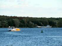 Schiffsbegegnung am 24.10.2018 im Jungfernsee / Untere Havel-Wasserstrasse. Das TMS Girbaud (04811700) fuhr zu Tal und das  GMS Einigkeit (04010060) zu Berg Richtung Berlin.