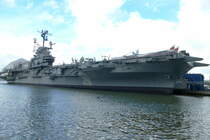 Der Flugzeugträger USS Intrepid (CV-11) liegt heute als Intrepid Sea, Air & Space Museum an der Pier 86 in New York-Manhattan. Aufnahmedatum: 26.09.2018.