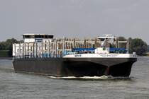 CMS Nova Europa Nr.:12323289 am 03.09.2017 Rhein km 824 bei Xanten.Daten Länge: 135 m Breite 16,85 m Tonnage: 5175 t. TEU:398