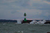 Die Leuchttürme von Sassnitz und Mukran am frühen Abend bei aufgebrister See bei Nordostwind. - 28.10.2018
